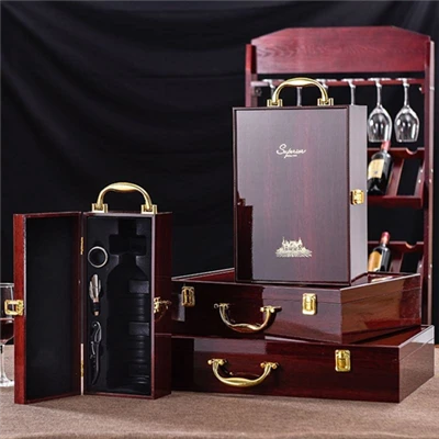 Exquisita caja de vino de madera.